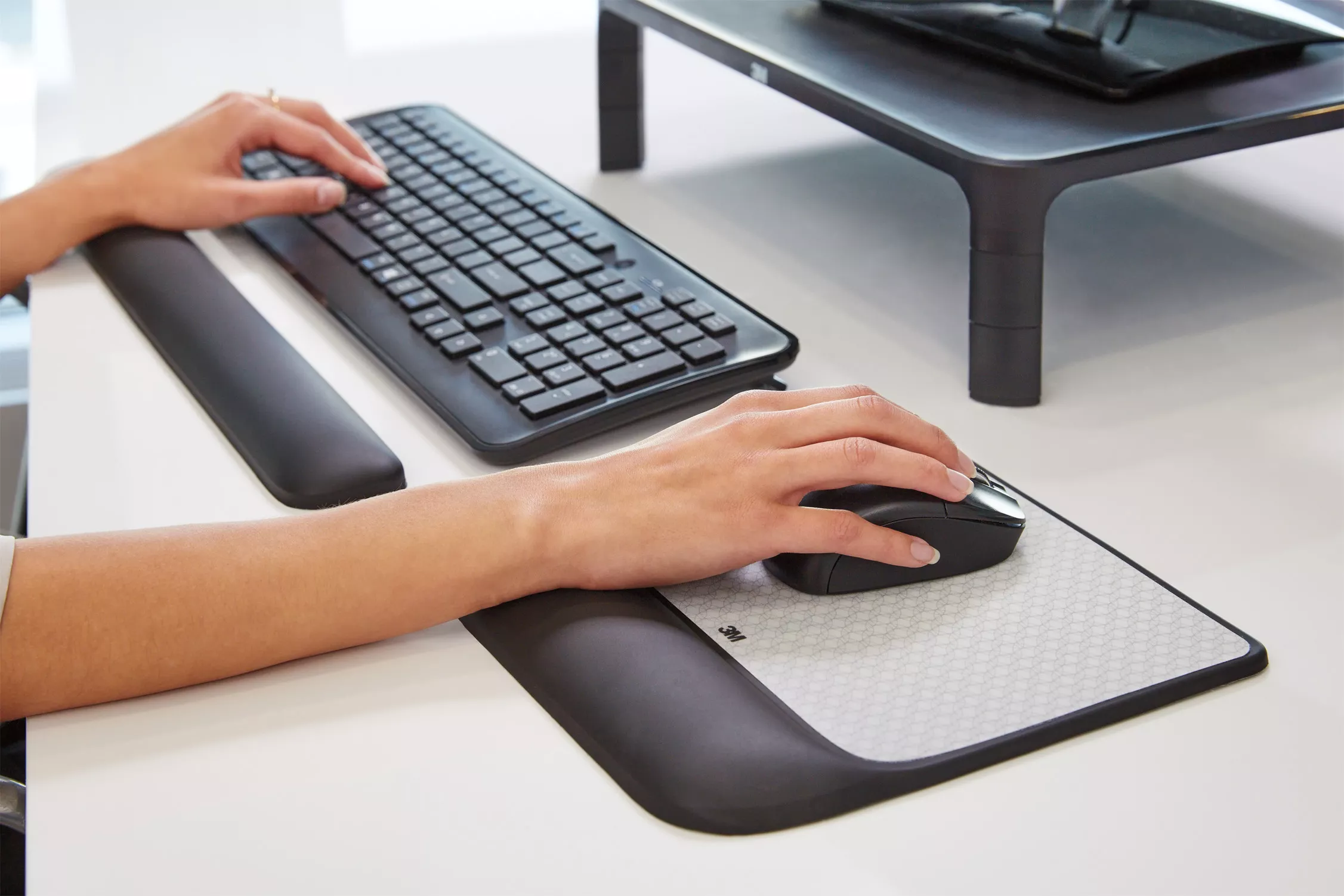 SKU 7100083281 | 3M™ Precise™ Mouse Pad With Gel Wrist Rest MW85B